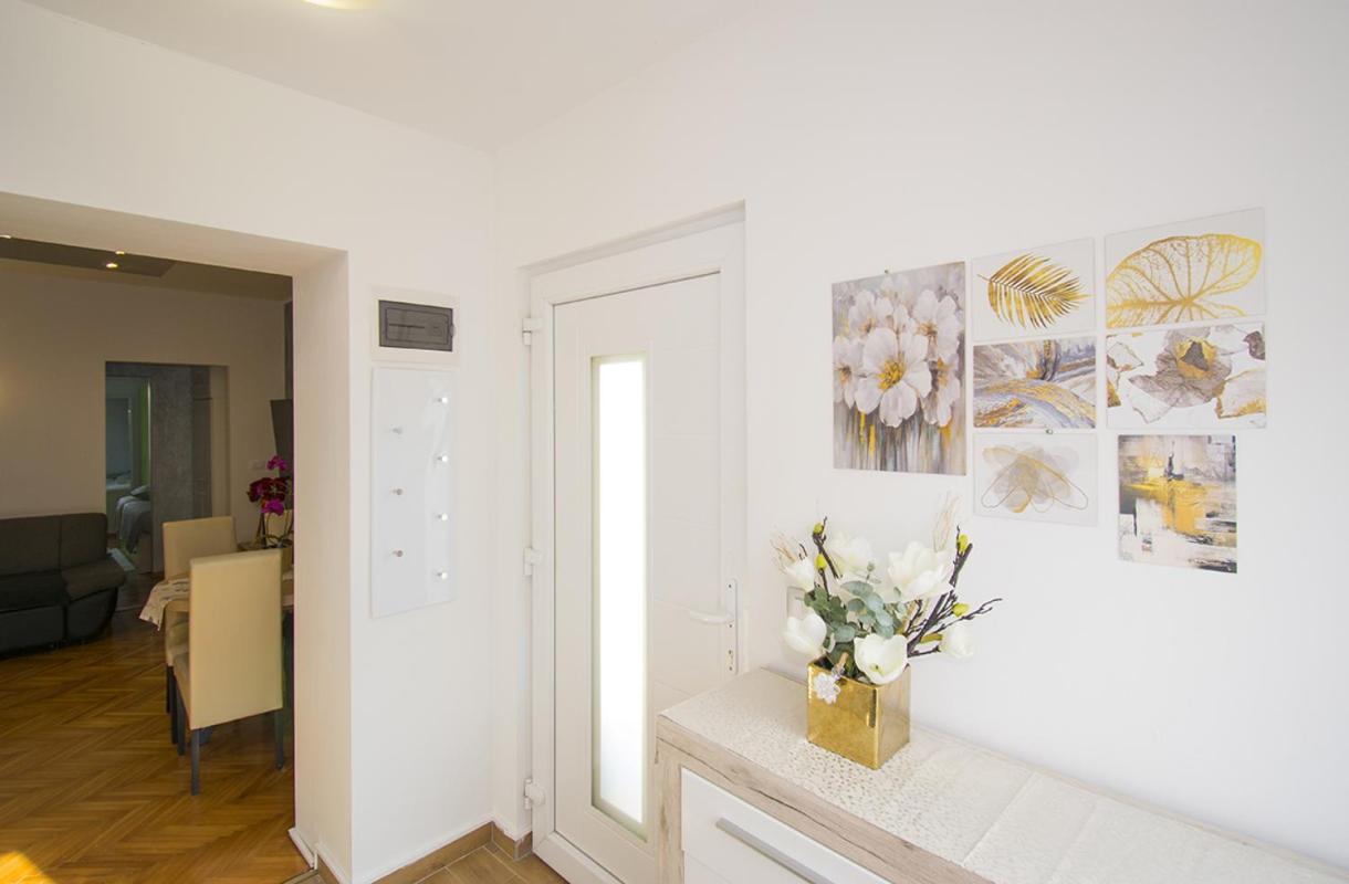 Apartment Edera, Near The Town In A Quiet Location Ровинь Экстерьер фото