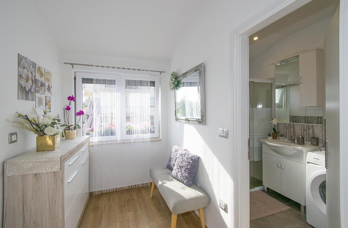 Apartment Edera, Near The Town In A Quiet Location Ровинь Экстерьер фото